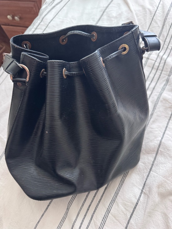 Louis Vuitton Handbags - Vintage Louis Vuitton Noé Bucket Bag in black leather with gold hardware